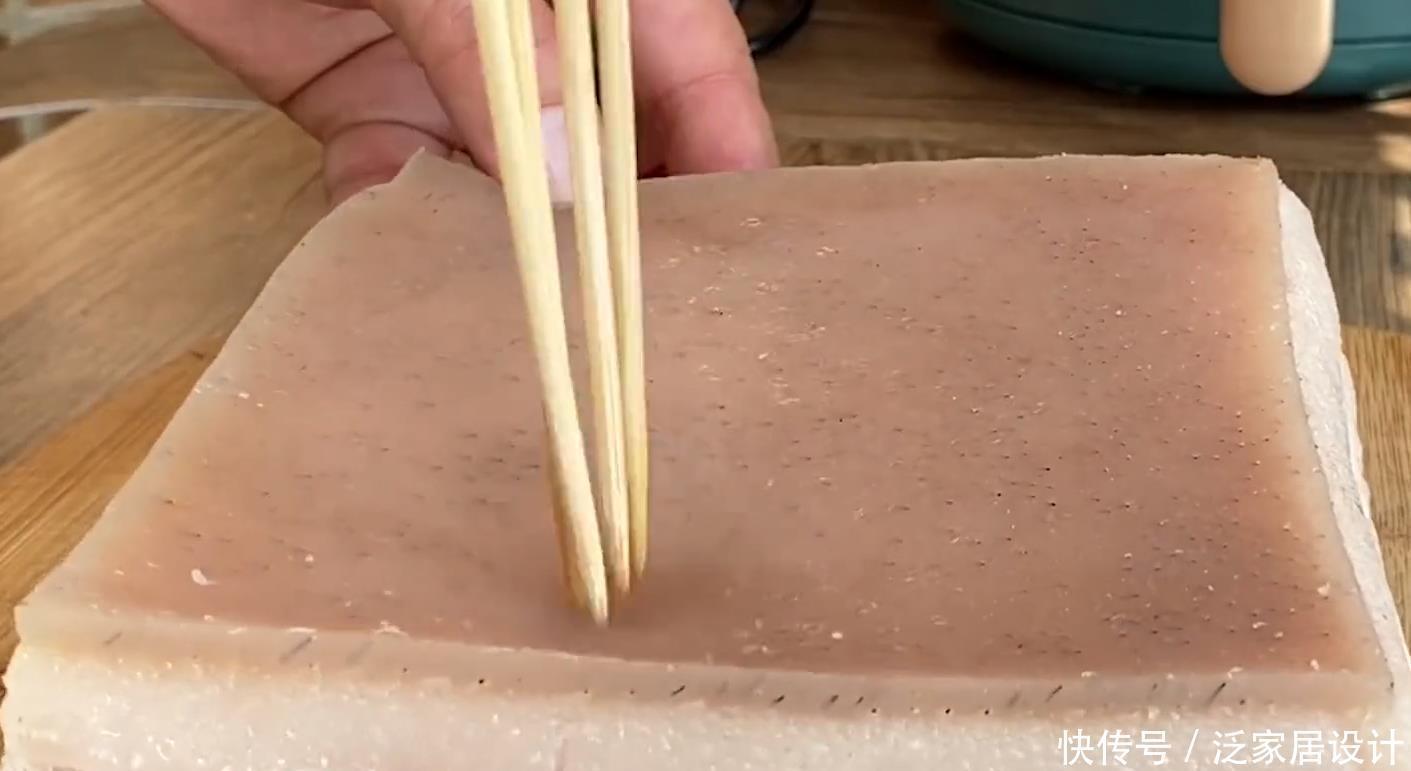 五花肉还可以这样做,加一把食盐,不炒也不炸,皮脆肉香,真解馋