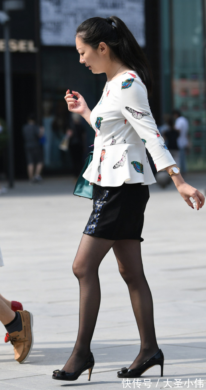 皮裙|美女街拍:超级迷人的“破洞”皮裙,搭配丝袜之后,简直是无敌的存在