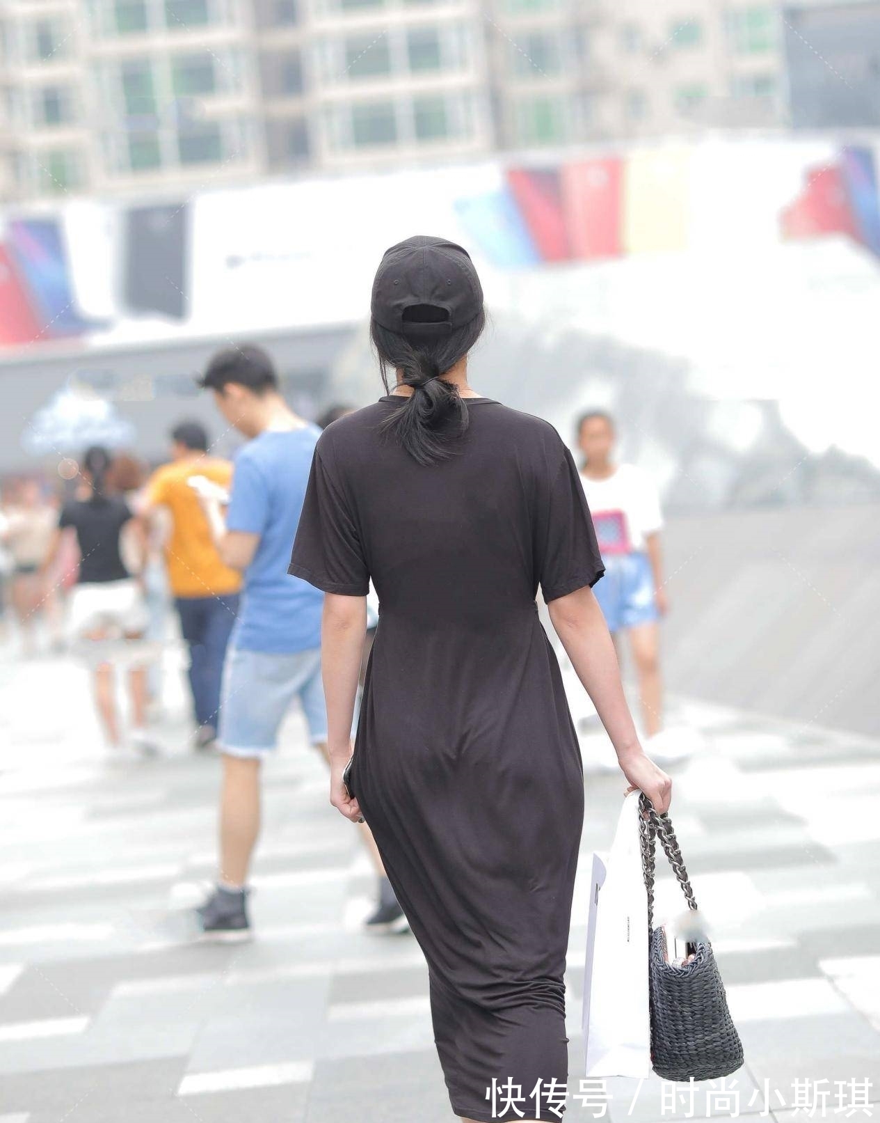 洋气|黑色长款修身裙子,极简风格的美感,更显时髦洋气