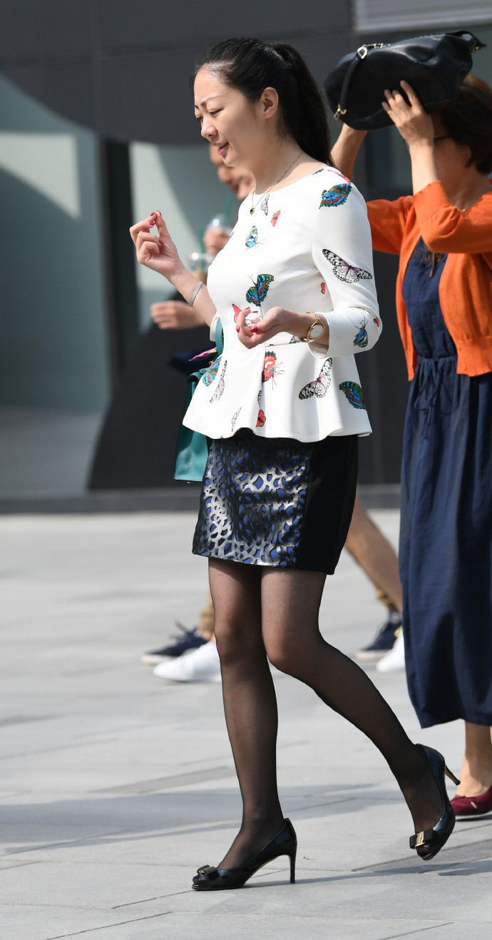 街拍辣妈真聪明,在皮裙上开几个洞,完美解决了不透气的问题