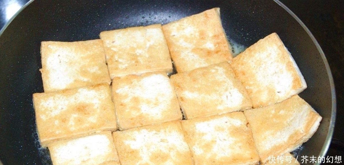  煎豆腐时，直接下锅万万不可，煎之前多加一个步骤，豆腐不粘锅