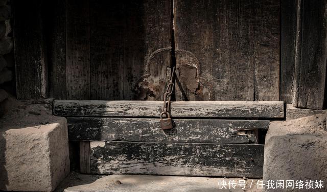 墙壁上|俗话说“一家两门出,家中多鳏寡”,你知道是什么意思吗