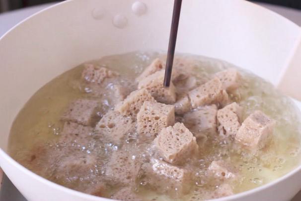 本帮菜中的经典菜,做法却很简单,4种食材加烤麸,比肉还香