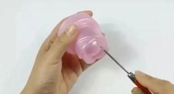 洗衣液瓶子再也不扔了,只需扎几个小孔,超市的一个要卖几十元