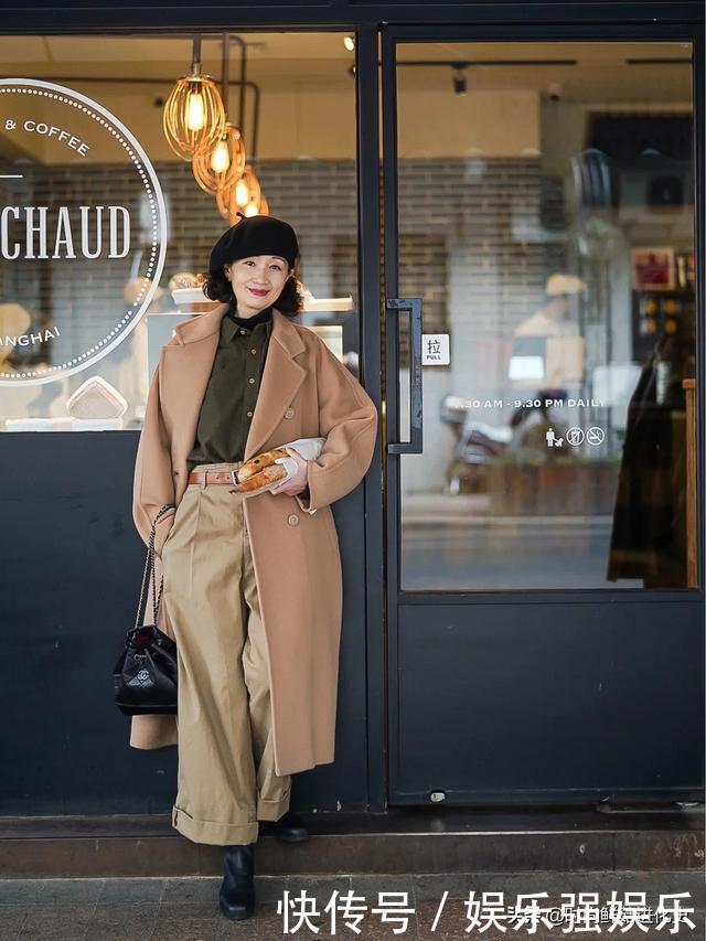 50岁左右的女人,冬天别穿得太老气!教你基础搭配法,时髦减龄