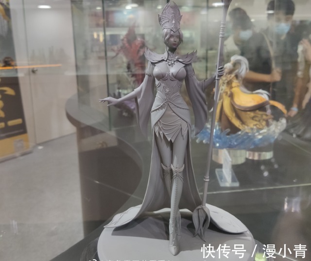 千寻疾|斗罗:比比东手办初次登场,一款全是腿,一款霸气无比,个性十足