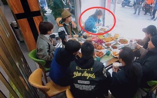 蔬菜沙拉|孔雪兒陪王晨藝吃烤肉，看清她夾的啥？網友：這才是自律的表現