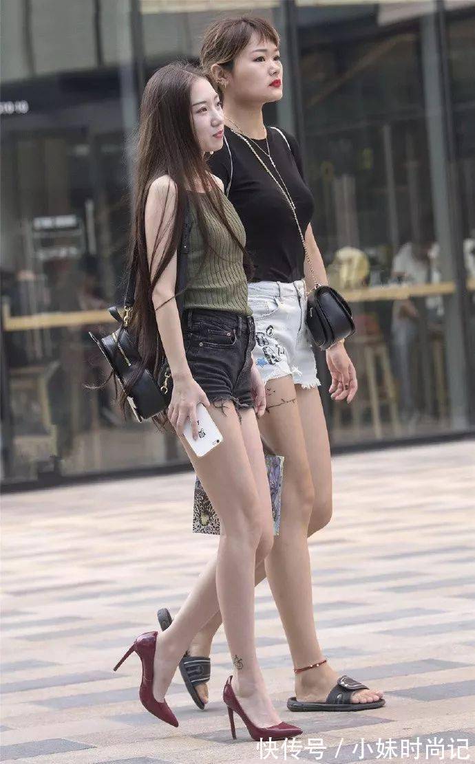 小姐姐|街拍:美女脚上踩着一双咖啡色的尖头高跟鞋,漆皮的材质十分的靓丽