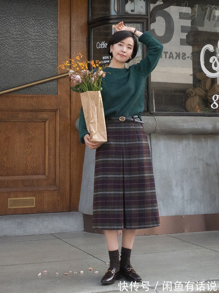 格纹|40岁女人别刻意扮嫩,学70后博主穿“格纹裙+毛衣”,优雅又减龄