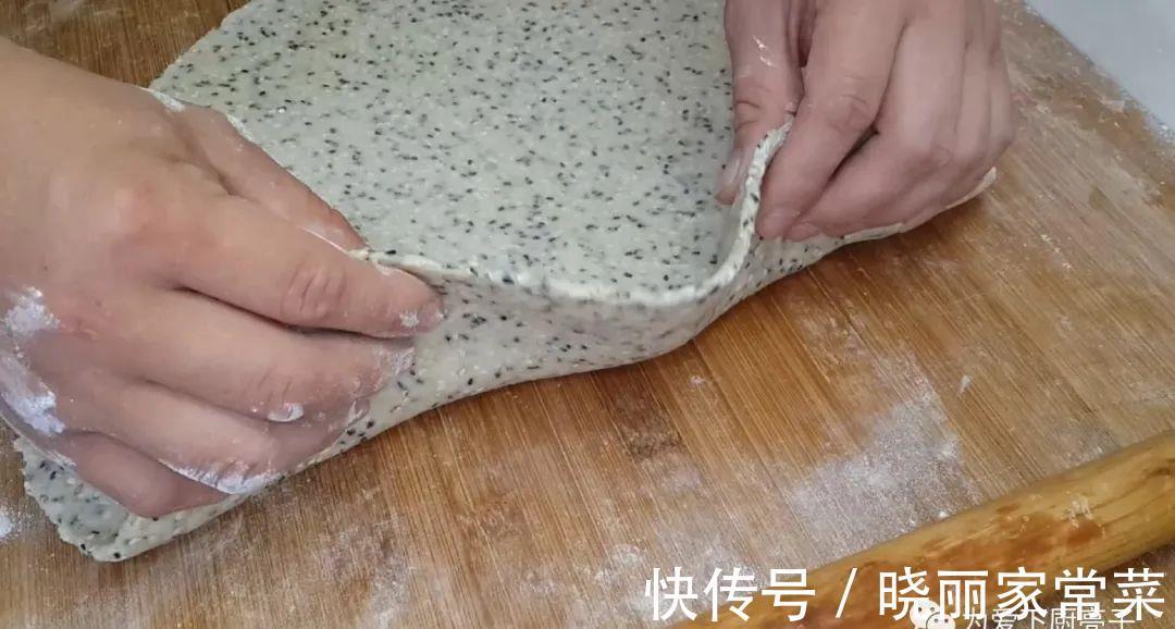 松软|芝麻饼干新做法,锅里一烙,松软香甜不加油,没烤箱也能一次成功