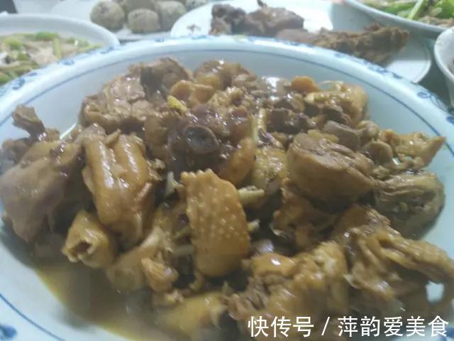 农村|和婆婆去农村吃满月酒，随礼500元，菜上桌后，抠门婆婆：亏大了