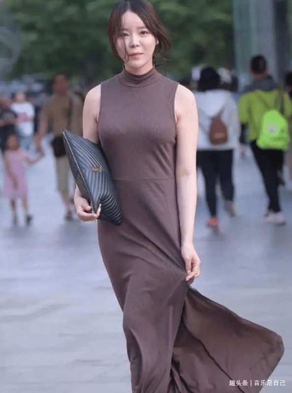 连衣裙|路人街拍,黑色丝绸上衣搭配短裙,质感十足,气质佳