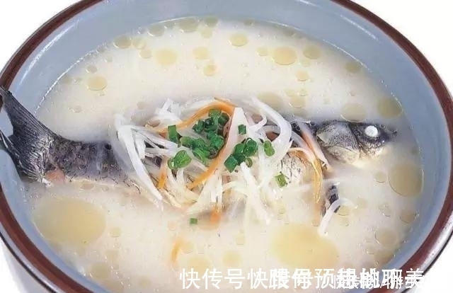 炖鱼时最讨厌一味调料!许多人不懂还在放,难怪鱼汤不白腥味重