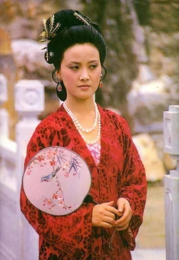 王熙凤|王熙凤究竟有没有出轨贾蓉?深知她底细的平儿,曾当众说出答案