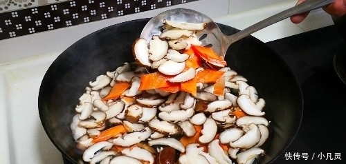 香菇|炒香菇时不要直接焯水!多加这1步,炒好的香菇又嫩又滑,口感好