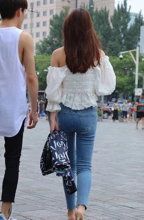 尽显|凹凸有致小姐姐,牛仔裤穿出青春个性,尽显女性线条美