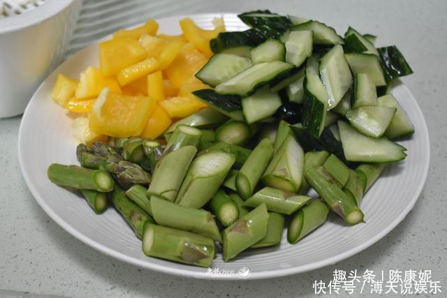  清甜|天热多吃蔬菜补充维生素，四种蔬菜一起炒，脆嫩清甜爽口