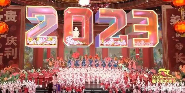 春晚出圈画面!撒贝宁再现错位图,张若昀台下吃烧鸡,邓超嗨翻天。