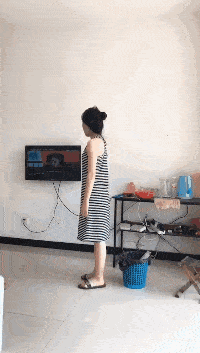 |搞笑GIF:小哥厉害了啊,你这是在给别人理发呢,还是在做饭呢