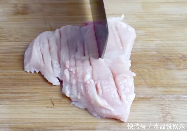 吃法|鸡胸不要炒着吃了,咱们来做个新吃法,外酥里嫩,咸香美味