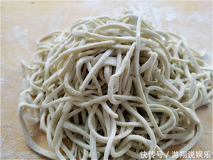 营养|做手擀面时,别再加水了!换成它,面条更筋道更有营养,还不粘连