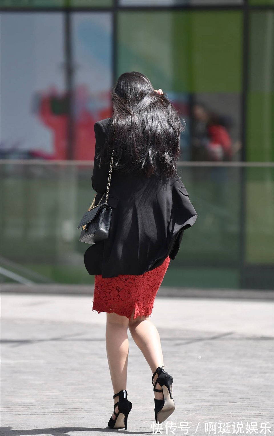 西服 红色提花连衣裙,搭配黑色休闲西服,还是要尖头细跟凉鞋衬托
