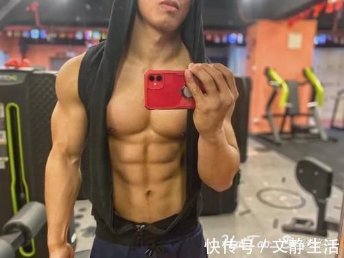 学生时代|22岁“小鲜肉”脱衣秀身材，白巧克力腹肌有点可！