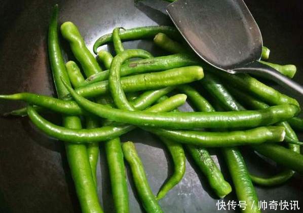 难怪|做虎皮青椒,先放油还是后放油?很多人不懂,难怪不起皮还很油腻