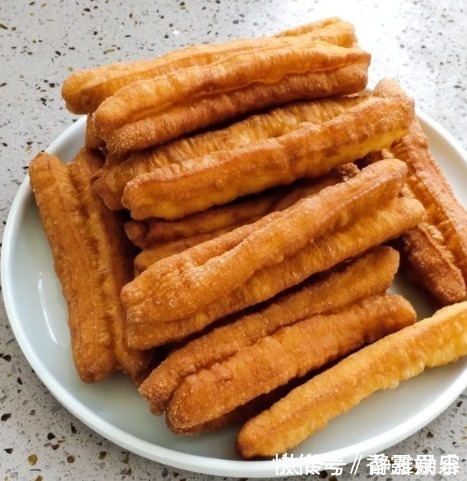 油条一凉就发硬?原来是和面手法错了,教你这样做,油条松软好吃