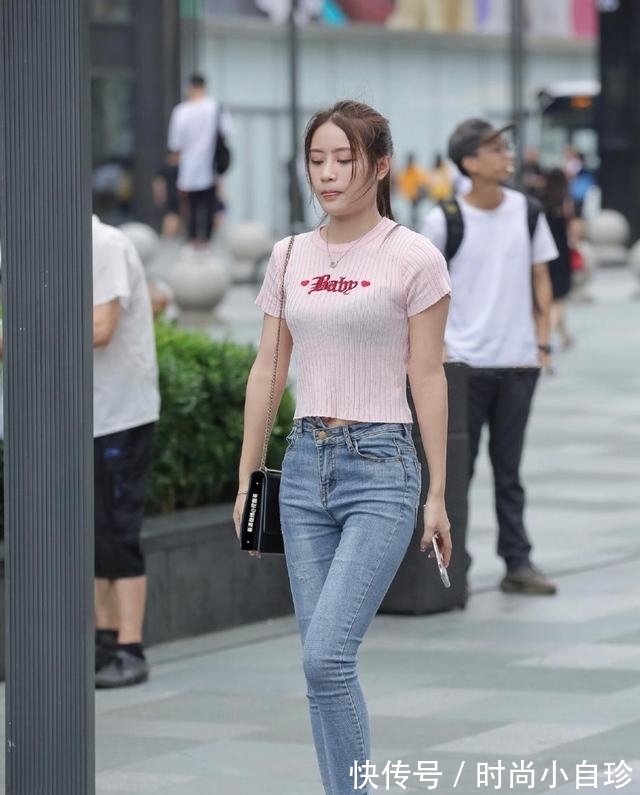 小姐姐 粉色针织衫减龄又好看,搭配牛仔更显高挑,宛如邻家阳光小妹妹