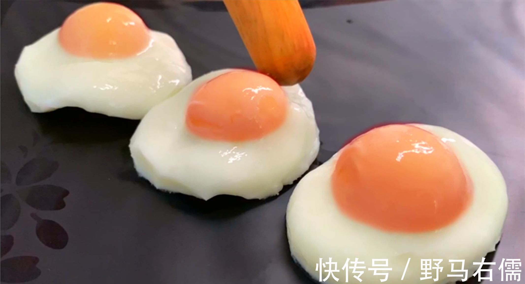 煮荷包蛋，水开下锅是不对的！学会这个技巧，鸡蛋完整嫩滑不粘锅