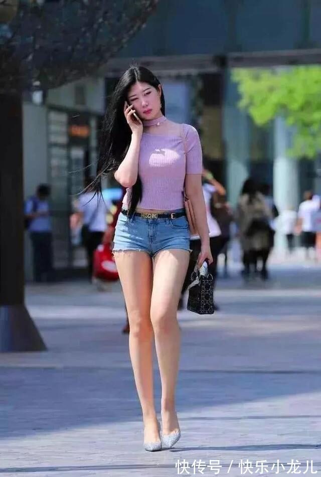 T恤 白色T恤搭配牛仔热裤,真的是青春感十足,清爽又靓丽