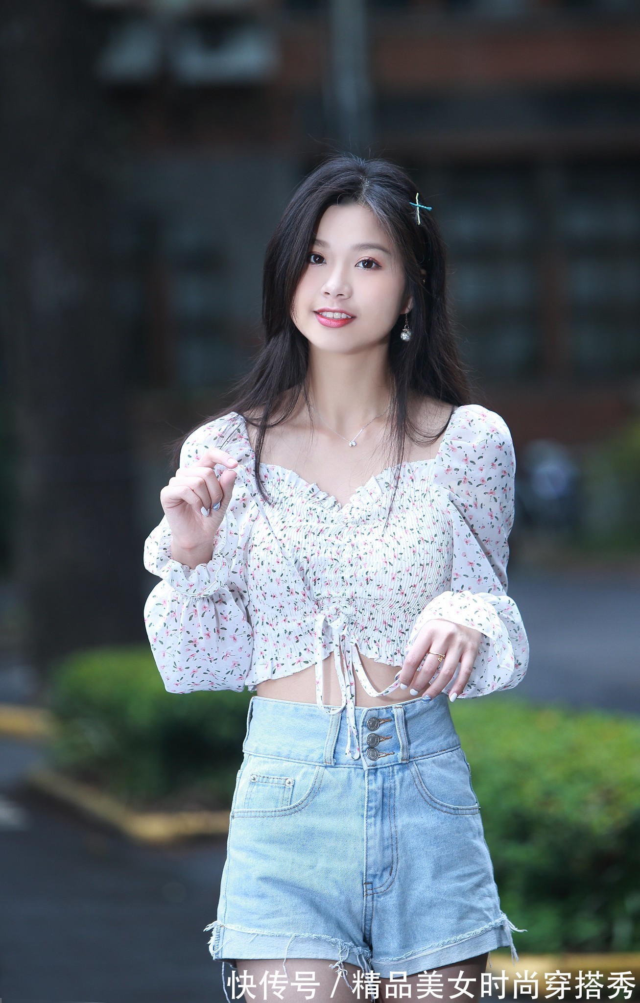 牛仔短裤|碎花的小衬衫搭配牛仔短裤,青春甜美气息浓郁