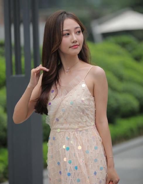 时尚美女的“亮片裙”，清新简单有魅力，让人过目难忘！