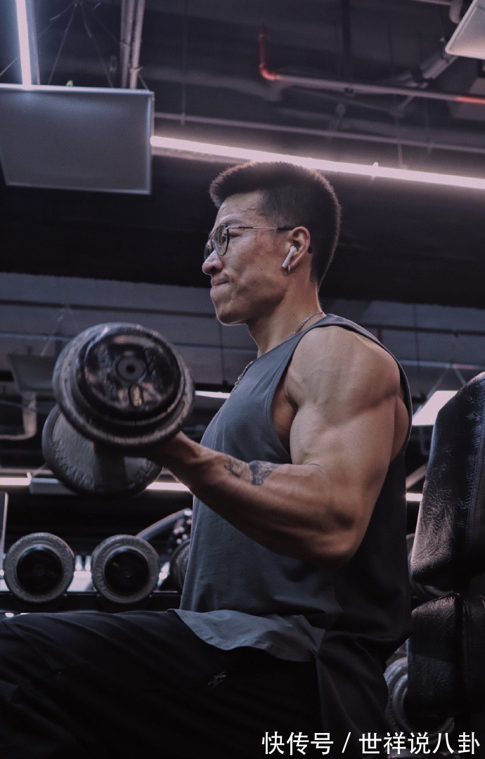 搓衣板|六块腹肌宛如搓衣板,人鱼线胸肌都很养眼,麒麟臂男友力十足!