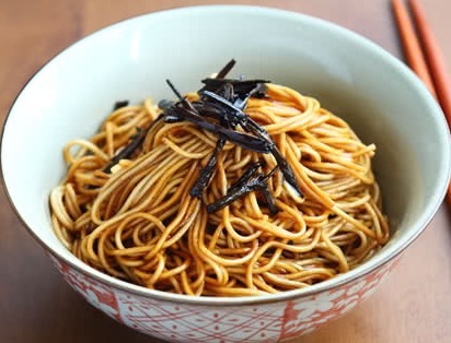 面条煮一煮,再拌一拌,好吃的葱油拌面就做好了,做法超简单