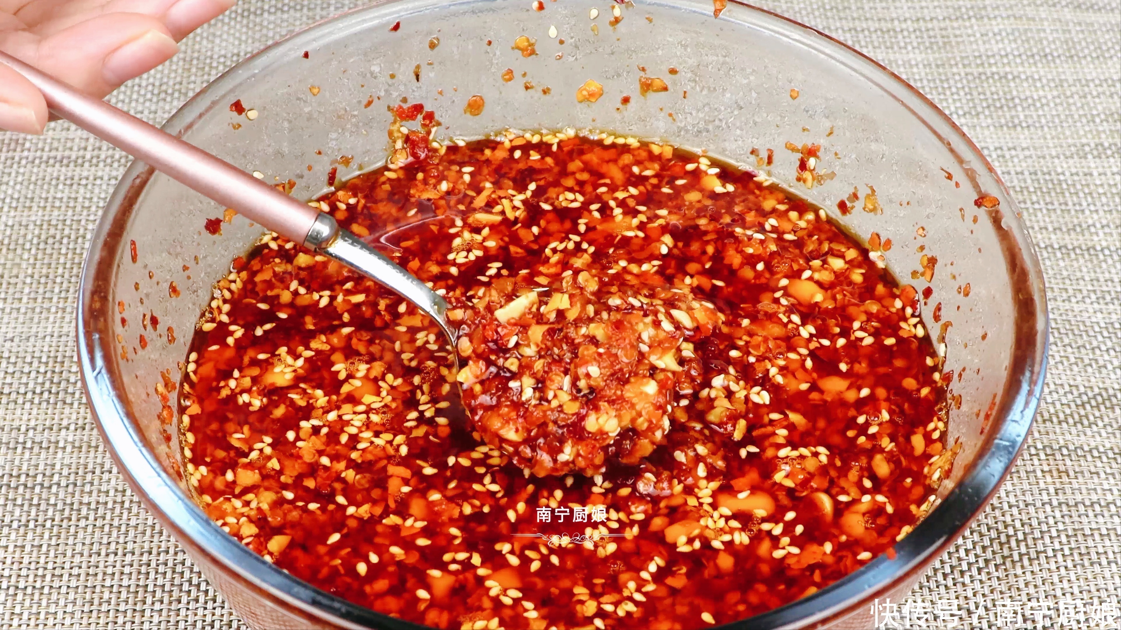 做辣椒油时，一定不要直接泼热油，多做一步，辣椒油想不好吃都难