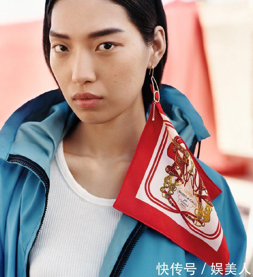 丝巾怎么戴才时髦?绑在手腕上当手链很潮,变成发带也很酷