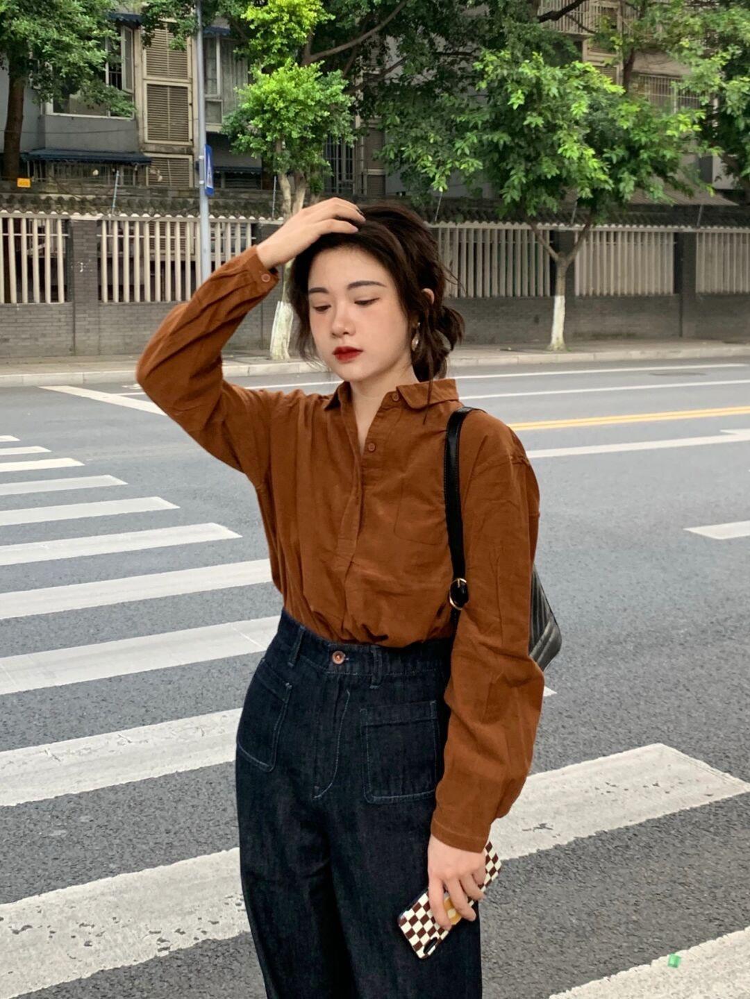 黑色|普通人也适合穿的风格,棕色衬衫+黑色牛仔裤,保暖又时尚!