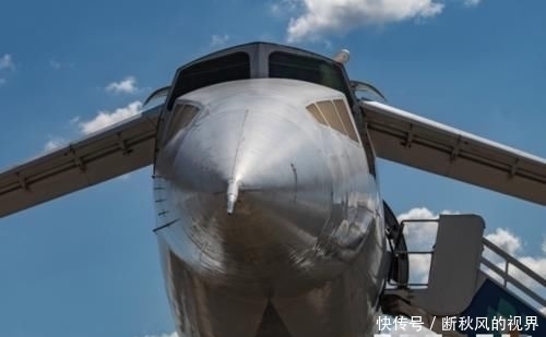 进气道 这款大飞机比战斗机飞的还快,起落架都是钛合金打造,机轮采用四重钢盘刹