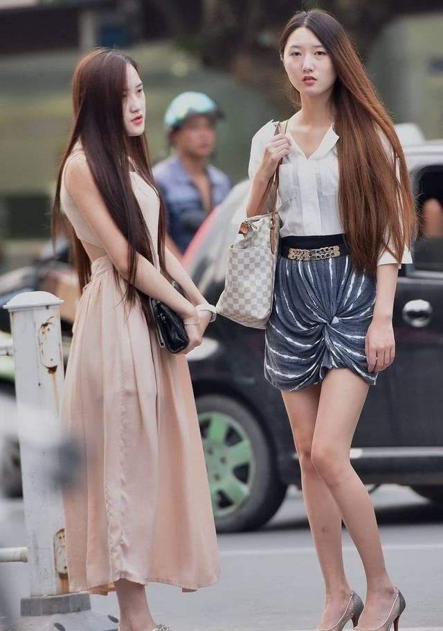 街拍俩美女路边等车,一个骨感高挑,一个丰满圆润,你喜欢哪个