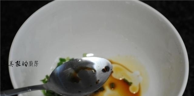馄饨汤这么调，简单好味道，几种调料，开水一冲，比骨头汤还鲜