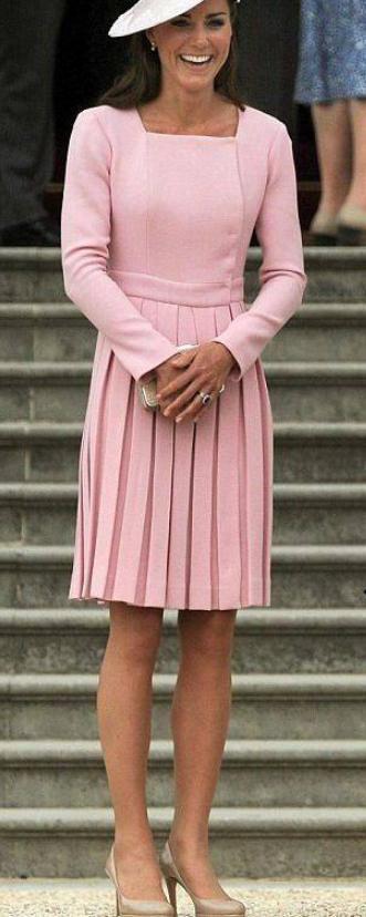 凯特王妃又穿百褶裙，这次只是换个颜色，竟比六年前还显年轻