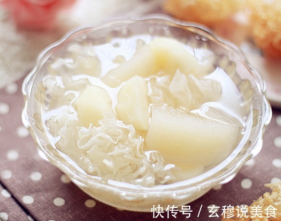 入秋后,女人多喝银耳汤,补充胶原蛋白皮肤细腻有光泽。