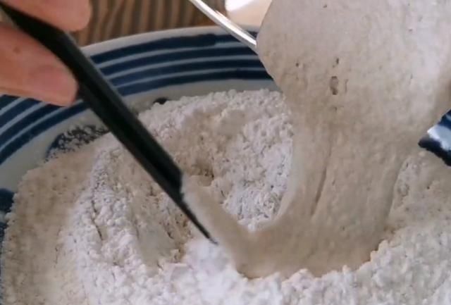 鸡蛋|花生米里加2个鸡蛋,居然这么好吃,不炒也不烙,好吃到停不下来