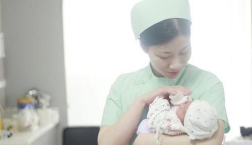 监控|双胞胎哥哥总在半夜哭醒,宝妈偷在房间安装监控,查看后崩溃痛哭