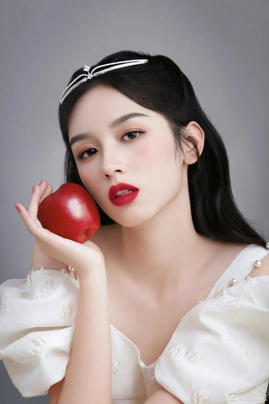 粉底|甜美“射手”周也的脸上 就没有难用的粉底吗?