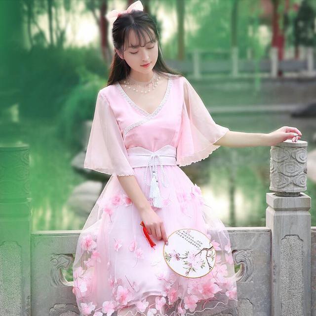 汉元素|汉服即便是改良了,也只有中国人才能穿得出神韵,外国人还真不行