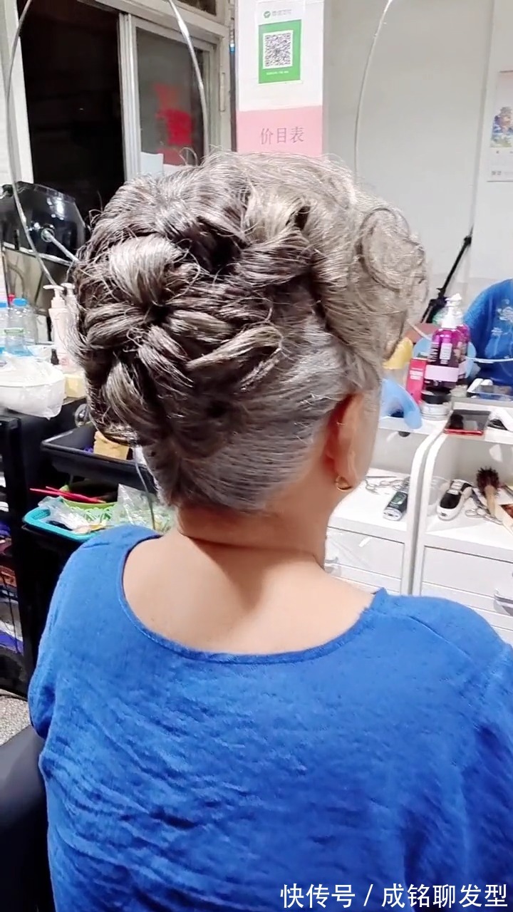 烫发|中老年女性烫了头发怎么盘好看?六款实用的造型,精致又显年轻