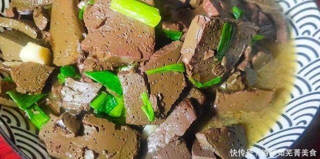 焯水|炒猪血时,牢记别马上下锅,大厨教你一招,猪血嫩滑无腥味